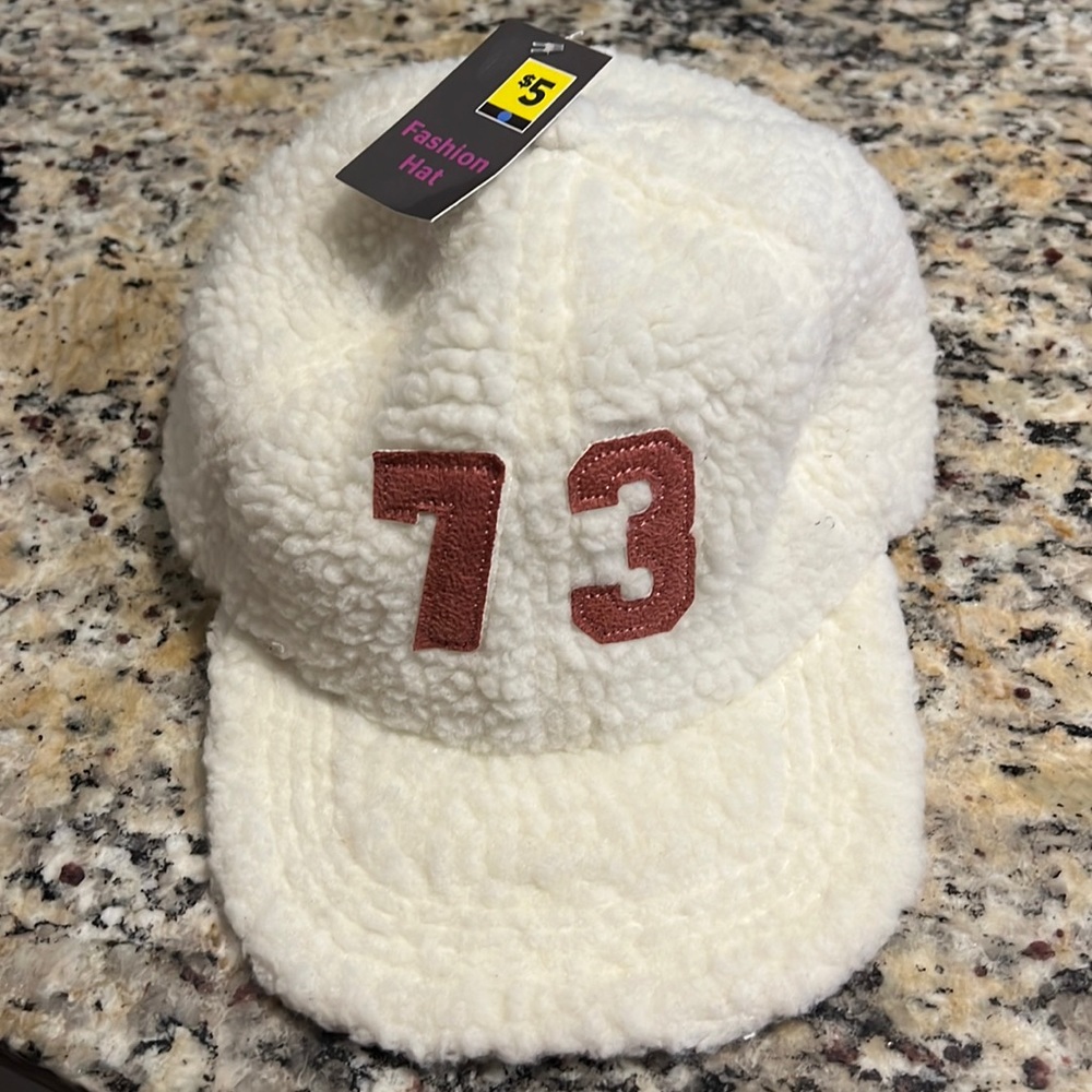 🆕 73 womens fuzzy hat!